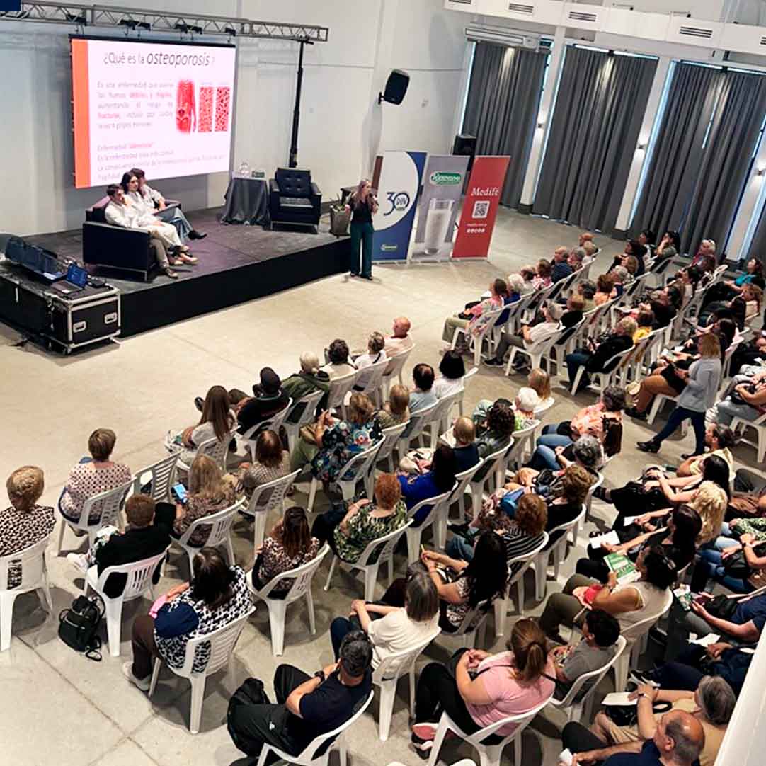 VI Jornada con Expertos El pasado jueves 23 de octubre de 2025, se llevó a cabo en nuestro salón principal la VI Jornada con Expertos, un encuentro organizado por La Serenísima y acompañado por Medifé, destinado a promover hábitos saludables y brindar información valiosa sobre la prevención de la osteoporosis. Durante la jornada, especialistas abordaron distintos aspectos relacionados con la salud ósea, ofreciendo consejos prácticos para mantener huesos sanos y fuertes a lo largo de la vida. El encuentro incluyó charlas sobre: Alimentación saludable y el rol de los nutrientes en la fortaleza ósea. Movimiento y ejercicios recomendados para fortalecer huesos y articulaciones. Prevención de la osteoporosis, con información clara y accesible para todas las edades. Además, los asistentes participaron de actividades recreativas, que aportaron dinamismo y permitieron disfrutar de una jornada distinta, combinando aprendizaje, bienestar y participación comunitaria. La entrada fue libre y gratuita, lo que permitió que numerosas personas se acercaran a compartir este valioso espacio de encuentro y formación. Agradecemos a La Serenísima y Medifé por su compromiso en la difusión de hábitos saludables y por continuar generando iniciativas que promueven el cuidado integral de la salud y ademas seguir eligiendo nuestros espacios como lugares propicios para este tipo de encuentros.